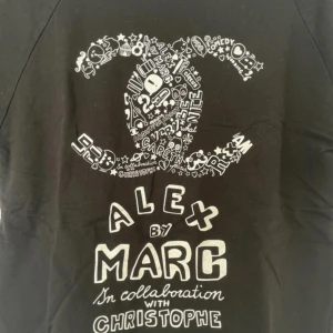 Supercool kortärmad tröja - Supercool tröja som tyvärr aldrig kom till användning. Köpte den för några tusenlappar men kan inte sätta fingret på exakt vilket märke det är.  Storleken är XS/S, vilken innebär att t-shirten är oversize.