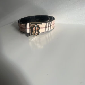 Bälte  - Säljer ett snyggt b bälte. Oanvänd och top kvalité. Bältet är inte äkta!! Priset är inte hugget i sten.