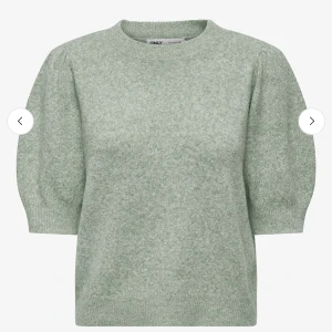 Ljusgrön stickad tröja från ONLY - Superfin ljusgrön stickad tröja från ONLY med korta puffärmar och ribbad halsringning. Perfekt för lager på lager och ger en söt touch till din outfit. Storlek M/S💗