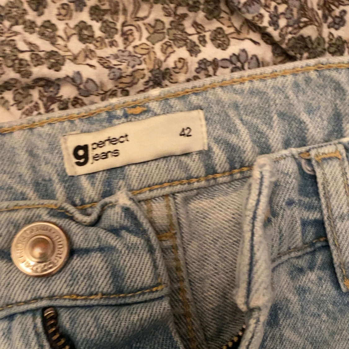 Ljusblå slitna jeans från Perfect Jeans - 1