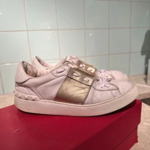Valentino skor  - Jättefina valentino sneakers med guld. Har haft dom länge därmed är dom väldigt slitna, alltså är priser absolut diskuterbart. Ingen utstickande skada. Har satt i nya skosnören då det såg lite fräschare ut men de gamla snörena skickar jag även med. Jag är osäker på vilken storlek men de passar perfekt på mig som har 38/39. Box, dustbag och authenticity card medföljer såklart!💘