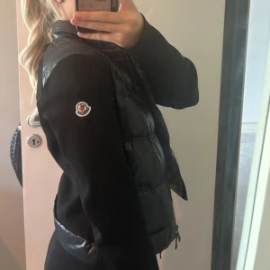 Svart moncler cardigan  - Säljer denna moncler cardigan den är fortfarande i nyskick kvitto finns den är i stl s men passar mig som har xs (kommer inte gå ner i pris)