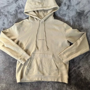 Saint Laurent hoodie - Tja, säljer denhär sjukt feta hoodie från det lyxiga märket Saint Laurent! Han på bilden är ungefär 173 så passar S-XS. Självklart äkta! Skriv vid frågor