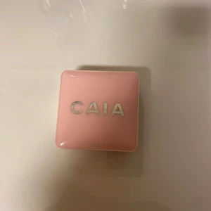 CAIA Glow Blush Peach Sorbet - Säljer ett CAIA Glow Blush i färgen Peach Sorbet. Rouget kommer i en söt, ljusrosa fyrkantig dosa med spegel i locket. Har bara använt den 2 gånger, säljer för jag inte använder längre. 