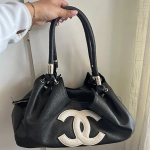 Vintage väska - Vintage väska – inga skador eller större slitage på utsidan än att dragaren har gått av, så man kan inte dra igen kedjan. Invändigt har tyget släppt något och sitter löst, men väskan går fortfarande att använda. Säljer den vidare då den tyvärr inte kommer till användning hos mig.  Jag vet inte om den är ÄKTA heller där av priset ⭐️ 