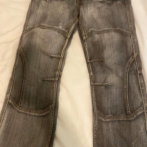 Vinted jeans  - Säljer ett par grå Vinted jeansbyxor från Fishbone med unika sömdetaljer och dekorativa bakfickor med broderade X. Skulle säga att dem e ganska stora i storleken 💗 dem är lite mer baggy där nere men skulle inte säga att dem e bootcut,dem är lite använda från längesen då dem är lite slitna längst nere men det är inte så jätte mycket skulle jag ändå säga annars är dem i bra skick 