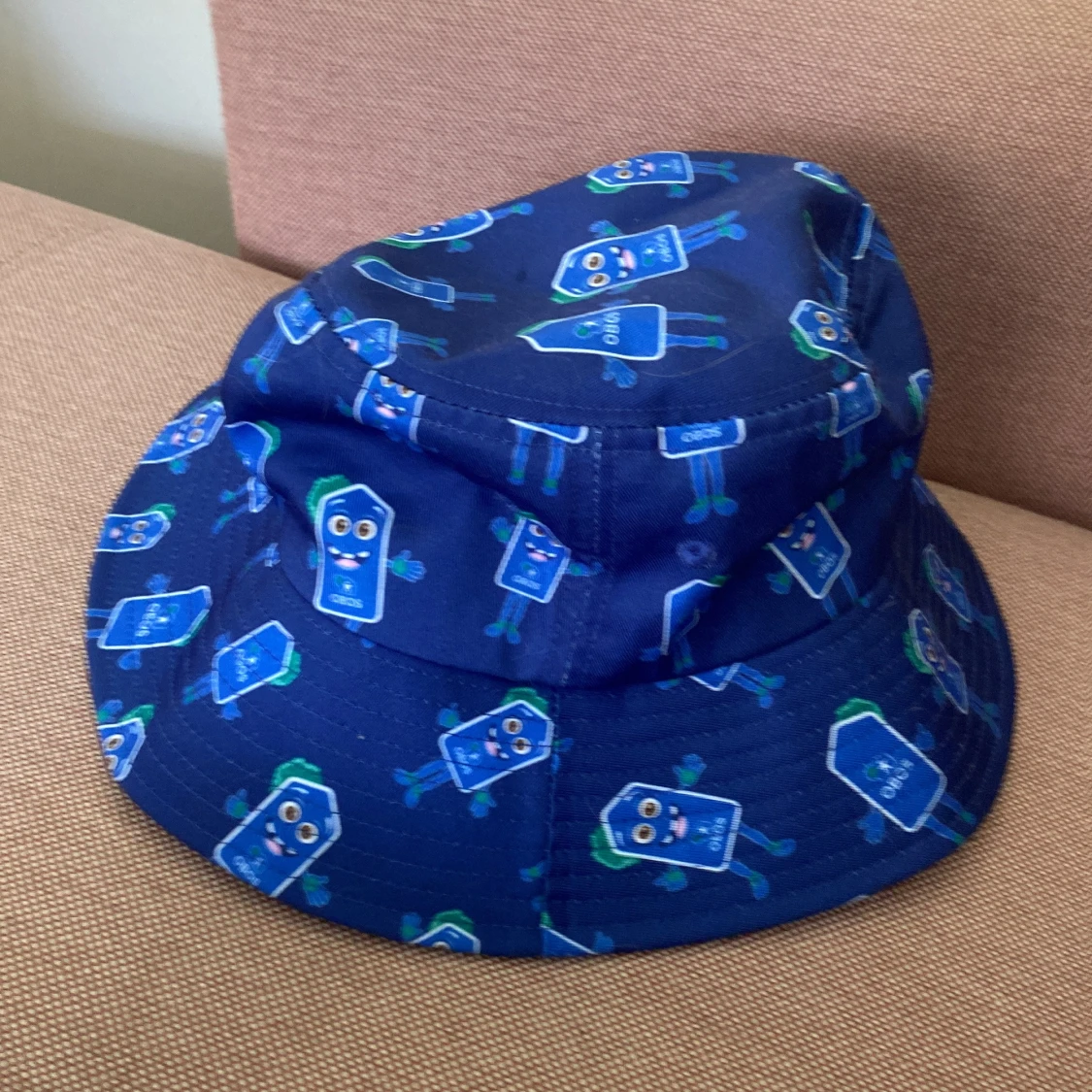 Blå bucket hat med tecknade figurer