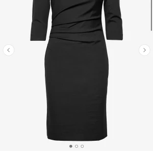 Svart klänning från Tiger of Sweden model izza s  - Säljer en svart, elegant klänning från Tiger of Sweden med trekvartsärm och figurnära passform. Klänningen har draperade detaljer i midjan och är tillverkad i polyester och elastan för en bekväm känsla. Perfekt för dig som gillar stilrena och klassiska plagg.