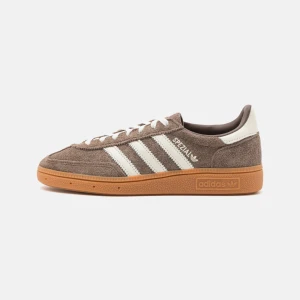 Adidas Handball Spezial sneakers  - I färgen Earth strata/off white. Helt nya, andrig använda. Säljer pågrund av fel storlek. Storlek 39 1/3