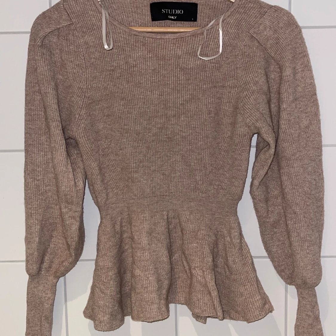 Beige stickad topp med volang från ONLY STUDIO - 3