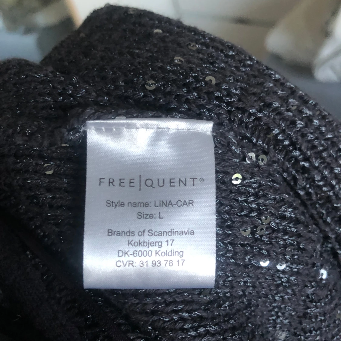 Svart stickad kofta med paljetter från Freequent - 3