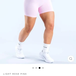 Rosa shorts från Dyfne  - Säljer ett par dkitsnygga shorts från Dyfne i modellen impact. Säljer då de tyvärr e försmå för mig. Kom privat för egna bilder eller vid frågor! Frakt tillkommer