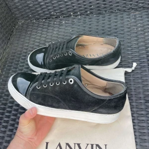 Lanvins  - Säljer nu dessa svarta lanvin cap toe, dustbagen på bilden ingår eventuellt då jag säljer 2 lanvins och endast har en dustbag så skriv innan för info. Skriv för fler bilder/frågor🙌🏼