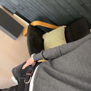 Morris stickad tröja - Tja, Säljer en stilren mörkgrå tröja från Morris i mjuk merinoull. Nypris 1600kr. Tröjan har lång ärm, rund hals och en liten röd broderad logga på bröstet. Perfekt för dig som gillar klassisk och enkel stil. 