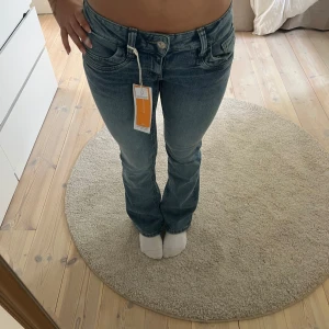Jeans  - Säljer mina jeans från Gina som aldrig är använda. Storleken är 146 men passar mig som vanligt vis har 34! Är mellan 160-162 som referens. 
