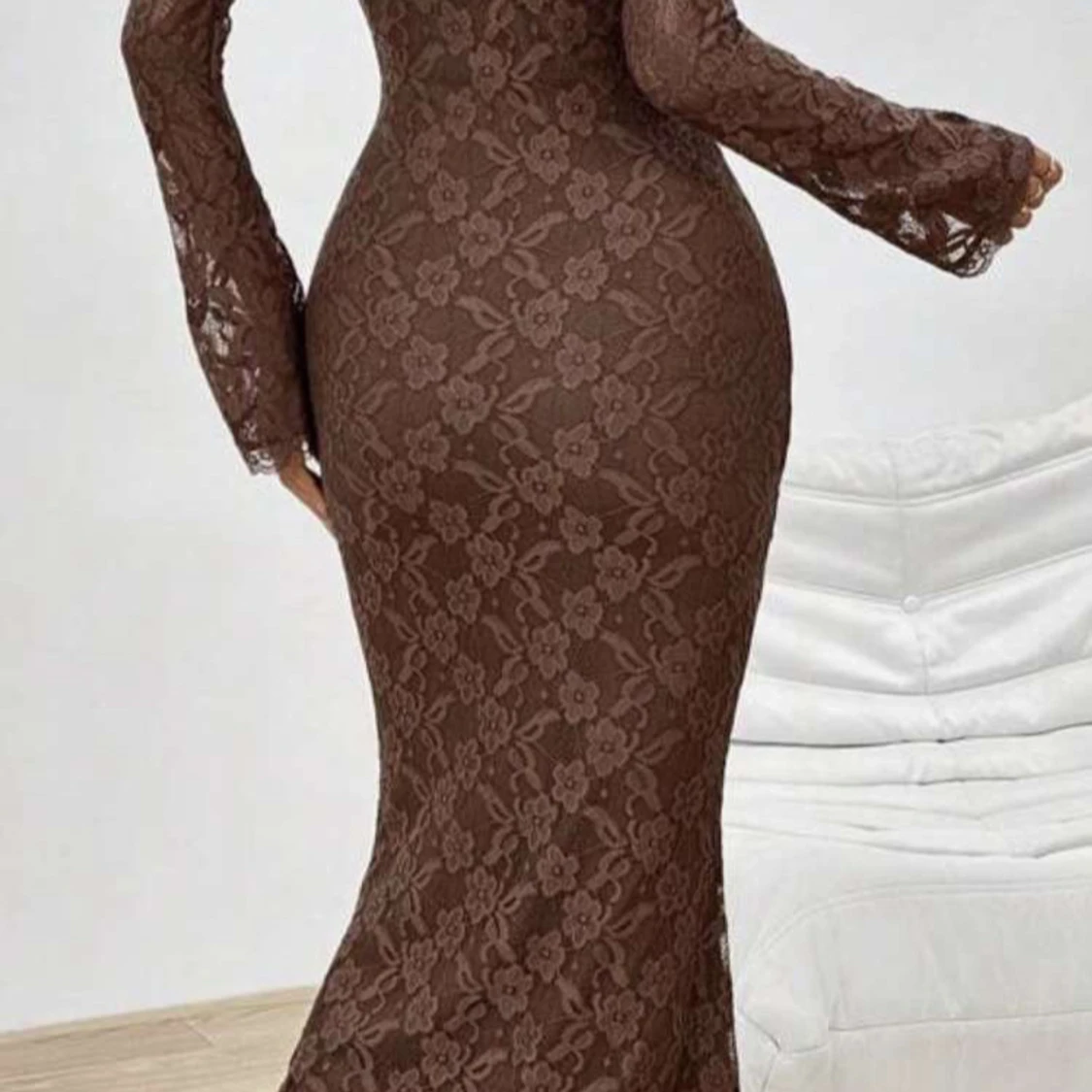 Brun långklänning i spets med blommönster