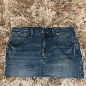 Blå jeanskjol från Pieces💗 - Snygg jeanskjol från Pieces i en klassisk blå denimfärg. Kjolen är lågmidjad ”miniskirt”. Har använt den 1 gång men den passade inte riktigt min stil. Jag har klippt lite i den eftersom att den var väldigt lång men den ser likadan ut, fast kortare! Den är i storlek S men passar även för mig som har xxs/xs, passar även för de som har M. Jag köpte den för 400kr men säljer för 250-300 kr ish💸 Priset kan diskuteras🥂💗 Det är även fri frakt💋