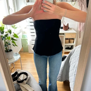 Svart tubtopp från Gina Tricot - Säljer en svart tubtopp från Gina Tricot. Enkel modell utan axelband. 