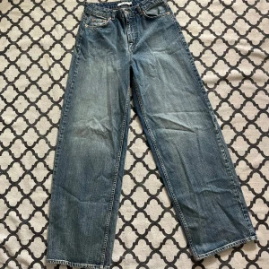 Wide low waist jeans - Säljer de bästsäljande ”Wide Low Waist Jeans” från Nakd, så snygg modell och tvätt, storlek 36!🥰 Säljer då de var för stora, perfekt skick Nypris 700kr