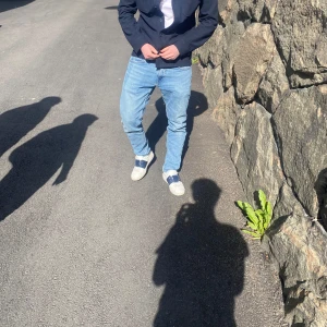 Marinblå overshirt från Riely - En klassisk blå overshirt från Riley, perfekt för sommaren. Håller värmen på lite kyligare kvällar men och är även stilren mitt på dagen. Ny pris 1500 så vi kör 50% av då jackan är för liten . Ny skicka utan någon form av defekt. Var inte rädd för att ställa frågor