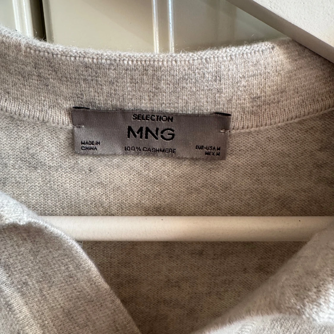 Ljusbeige kashmirtröja med krage från Mango man - 1