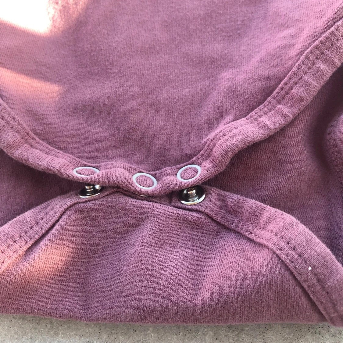 Långärmad lila body med tryckknappar - 3