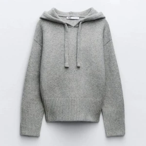 Grå stickad hoodie från Zara - Mysig grå stickad hoodie från Zara, mycket bra skick!!! Använd 1-2 gånger. 💘💘