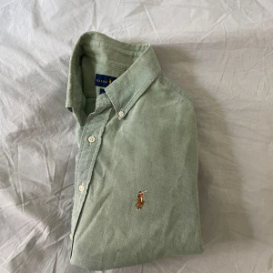 Ralph Lauren skjorta  - Säljer en väldigt fin Ralph Lauren skjorta i storlek M. Den är i mycket bra skick🙌🏼 säljer för endast 449kr!