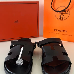 Hemr€s Sandaler - Helt nya Herm€s Sandaler i storlek 42, låda och tillbehör ingår, vid fler bilder eller frågor tveka inte skicka ett Dm.