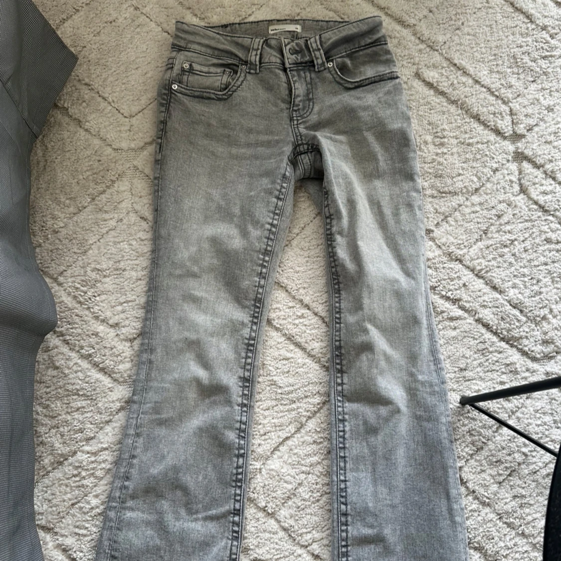 Grå bootcut jeans från Gina 