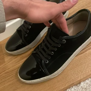 Lanvins 9/10 skick - Box, kvitto, dustbags, instabox lapp och allt finns, köpta på care of carl, skitbra skick, lite smuts, finns för har inte tvättat skorna