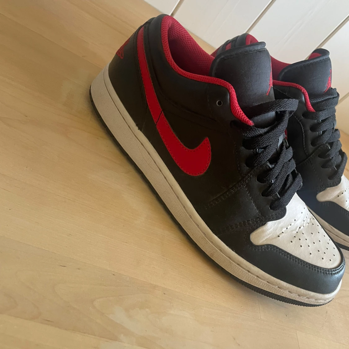 Nike Air Jordan 1 Low svart/röd/vit - 1