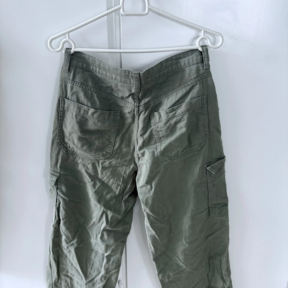 Gröna cargobyxor från Divided - 1