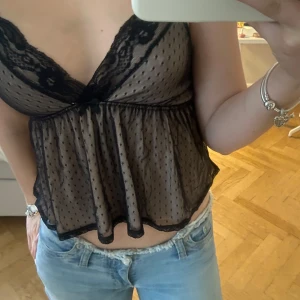 Spets topp - Säljer en såå snygg spets topp som inte kommit till användning alls tyvärr💔 den har ett ljusrosa lager under så att inget syns igenom, med ett sött spetsmönster på. 