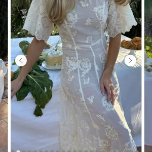 Klänning  - Byic klänning som jag beställde och drog bort lappar på så kan tyvärr inte lämna tillbaka. Storlek Xs, men passar mig som är en S. Lappen finns kvar men sitter inte på klänningen. Notera att det behövs en underklänning vilket dom förmodligen har på bilderna från hemsidan 