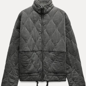 Grön quiltad jacka från ZARA - Säljer en grön  quiltad jacka från ZARA i storlek XS. Jackan har hög krage, dragkedja framtill och två stora fickor. Den har ett vågigt quiltat mönster och dragsko nertill för justerbar passform. Har andvänt jackan 1 gång tidigare. Jätte bra skick! Köpte för 859.❣️