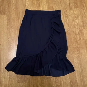 Kjol - Marinblå kjol med volanger från NA-KD i storlek 36, fint skick