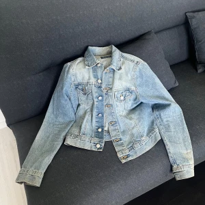 Jeansjacka  - Standard ganska mjuk jeansjacka i strl M. Använt bra skick. 
