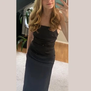 Svart långklänning - Jag säljer min svarta balklänning från bubbleroom i storlek 34. Den är uppsydd i längden och passar perfekt på mig som är 170 cm. På andra bilden är det klänningen till höger! Endast använd 1 gång så är i nyskick. Nypris 899 kr men jag säljer för 350 kr. Perfekt till bal och fest!