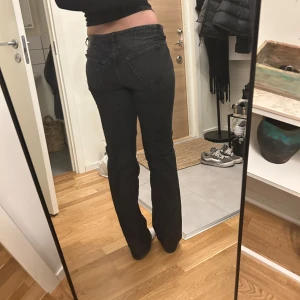 Lågmidjade Bikbok jeans - Säljer min fina lågmidjade jeans från bikbok 💕 stl 27/34💕 långa i benen😍 säljer då de blivit försmå för mig i midjan💕 inga defekter! Pris kan diskuteras vid snabb affär 💕nypris 700 slutsålda på hemsidan
