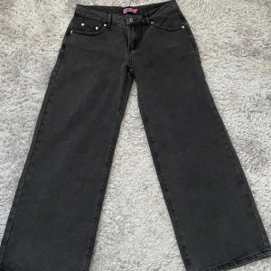 Edikted low waist jeans - Virala low waist wide leg jeans från edikted! Storlek S i petite, säljer pga att de inte passar. Helt ny!