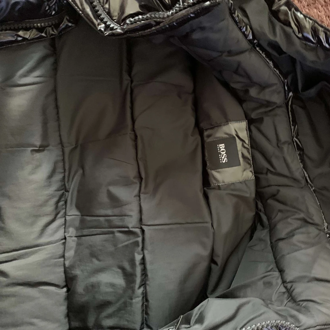 Svart glansig pufferjacka från Boss - 3