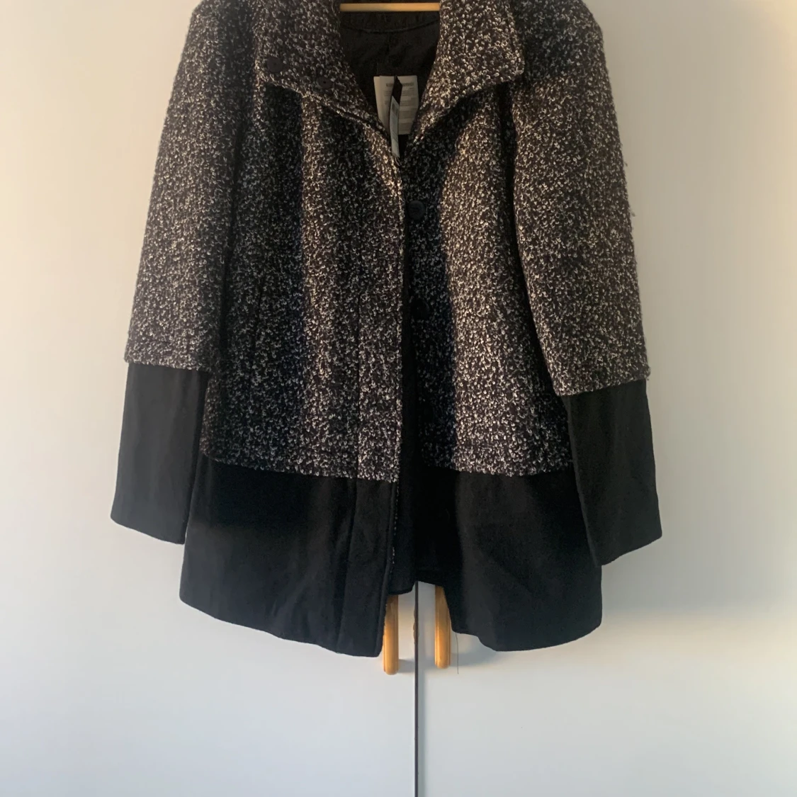 Svart och vit kappa från VILA