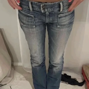 Diesel jeans  - Så himla coola diesel Jeans med fickor fram. OBS! första bilden är lånad, det är samma modell men inte riktigt samma färg, så kolla de andra bilderna för att se exakta färgen. Lågmidjade. Innerbenslängd:83 cm. Midjemått: 36 cm midjehöjd: 19 cm. Skriv om ni vill ha bild på hur jag har mätt. Har ingen bild på då de tyvärr inte passar💕