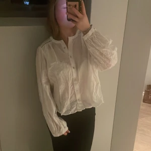 Jätte fin vit blus  - En super fin blus som har väldigt fina detaljer. Har en defekt och det är att ena knappen vid handen har lossnat men går att sy ihop eller ta bort knappen på andra sidan. Inget man tänker på när man ha på sig den som ni ser på bilderna⭐️ går att buda 