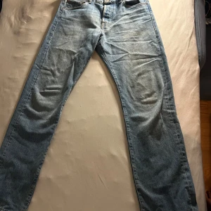 Blå jeans från Jack & Jones - Säljer ett par klassiska blå jeans från Jack & Jones. De har en straight/bagy passform. Perfekta för en avslappnad stil. W32 L34