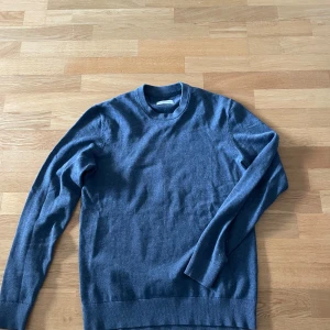 Mörkblå tröja från These Glory Days - Säljer en stilren mörkblå tröja från These Glory Days. Tröjan är långärmad och har en klassisk rund halsringning. Perfekt för en avslappnad och snygg look. Köpt från volt i linköping för 699kr. Andvänd max 2 gånger🙌