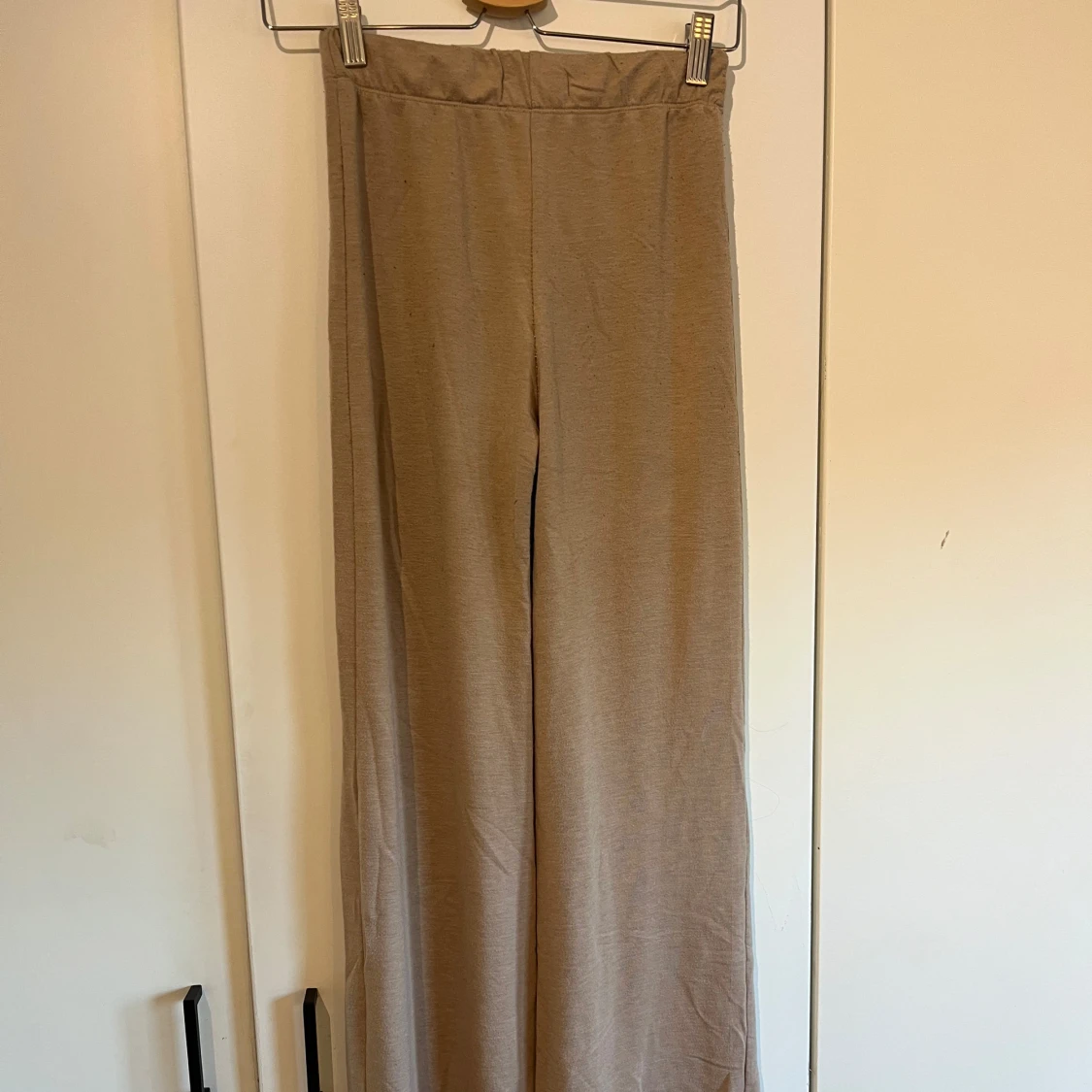 Beige byxor från Bik Bok - 2