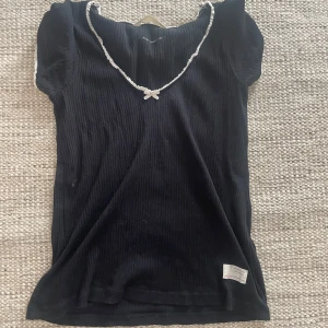 Svart ribbad topp från Odd Molly - Säljer denna super söta toppen från odd molly!💗nästan aldrig kommit till användning