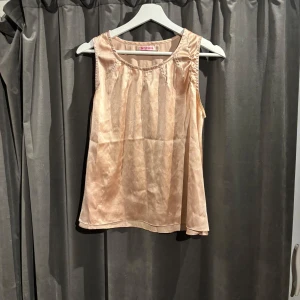 Rosa ärmlös topp från Indiska - Säljer en rosa ärmlös topp från Indiska. Toppen har en enkel design med rund hals och är perfekt för varma dagar. Materialet är lätt och luftigt, vilket gör den bekväm att bära. Skriv gärna om eventuella frågor.🌸